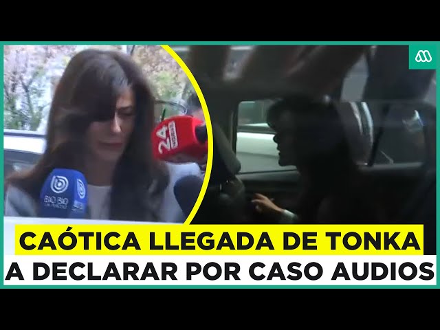 ⁣Caótica llegada de Tonka Tomicic a declarar por "Caso Audios"