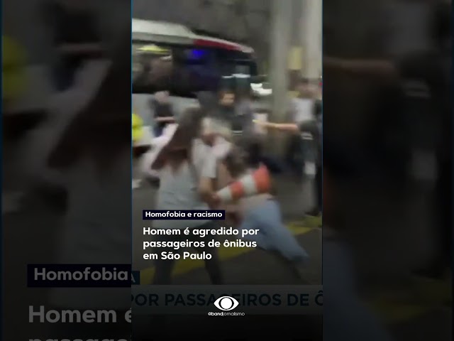 Homem é agredido por passageiros após agredir uma mulher dentro do ônibus em SP #shorts