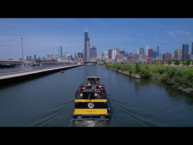 ⁣Avoid traffic with Chicago's water taxi (beautiful views too!)