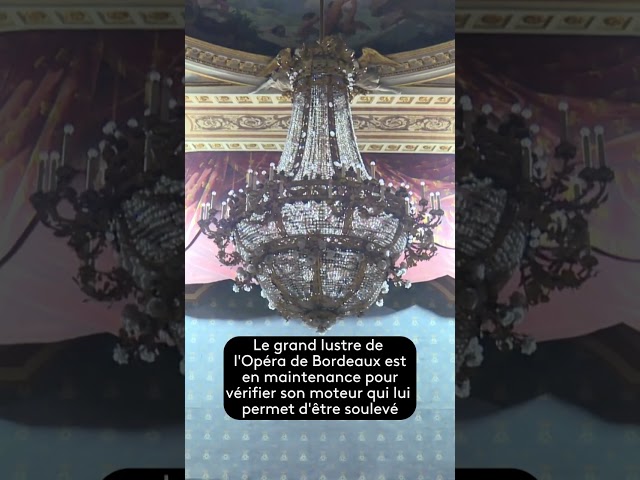 ⁣Le lustre monumental du Grand Théâtre de Bordeaux s'offre un check-up