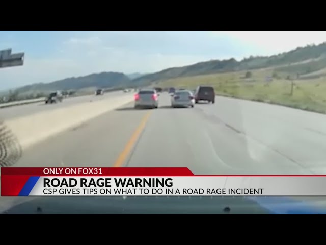 ⁣Dash camera shows aggressive drivers in road rage encounter