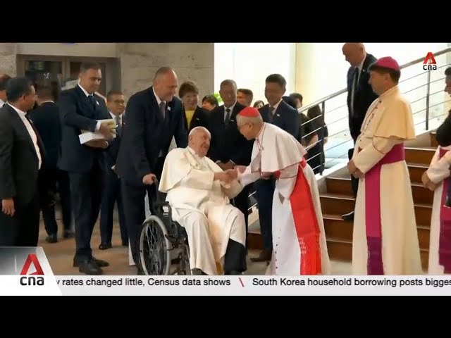 ⁣Pope Francis visits multicultural, multi-religious Singapore