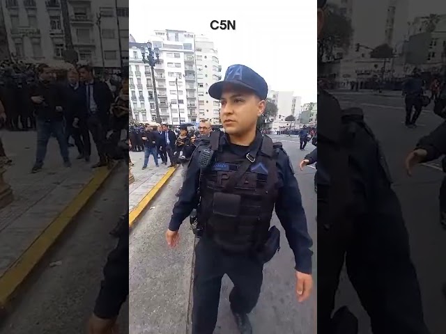 ⁣TENSIÓN AFUERA del CONGRESO: JUBILADOS CARA a CARA con la POLICÍA