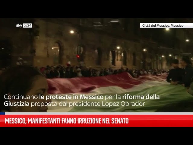 ⁣Messico, irruzione manifestanti in Senato