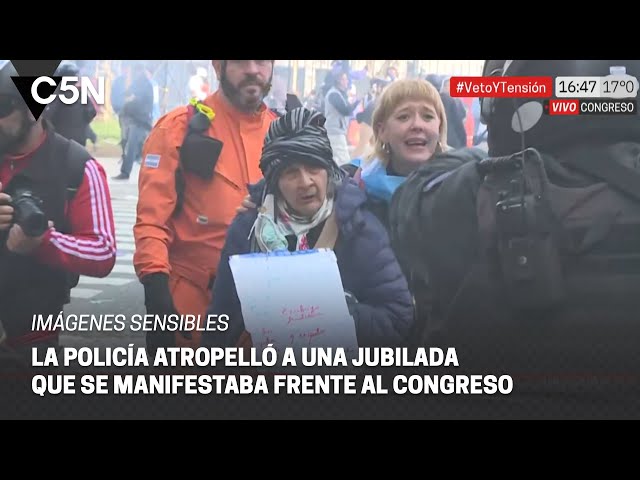 ⁣La POLICÍA atropelló a una JUBILADA en las afueras del CONGRESO