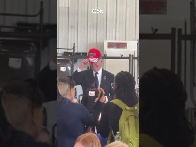 ⁣INSÓLITO: BIDEN se puso la GORRA de TRUMP