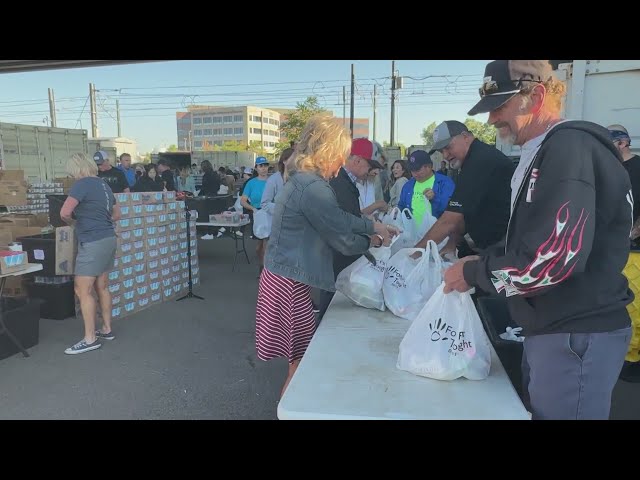 ⁣Volunteers keep Colorado children from going hungry during weekends