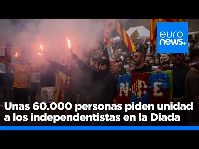 ⁣Unas 60.000 personas piden unidad a las fuerzas independentistas catalanas en la Diada