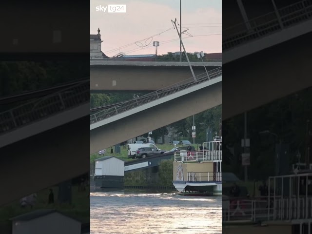 ⁣Dresda, ponte crolla nel fiume Elba: nessun ferito