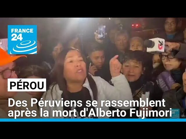 ⁣Des Péruviens se rassemblent après l'annonce de la mort de l'ancien président Fujimori