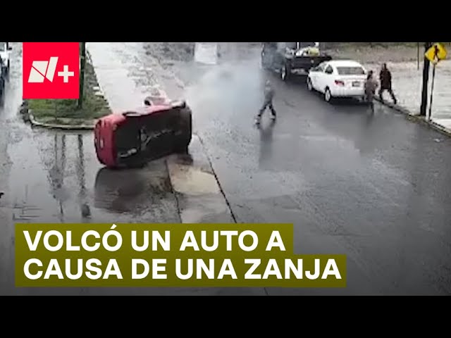 Zanja causa volcadura de auto - N+