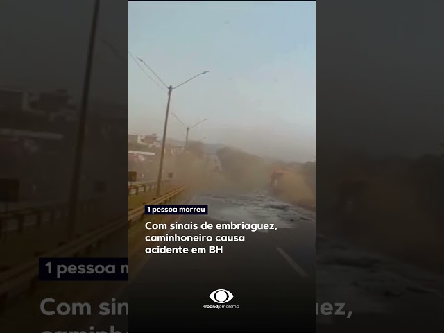 ⁣Em alta velocidade, um caminhão carregado de minério atingiu duas carretas #shorts