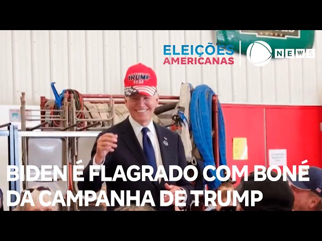 ⁣Biden é flagrado com boné da campanha de Donald Trump