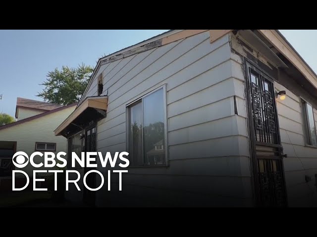 ⁣Michigan police chief, contractor build new roof for neighbor