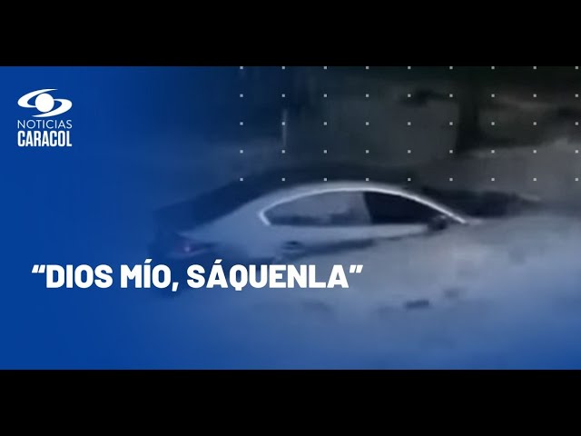 ⁣Angustiante rescate de mujer en Barranquilla cuyo carro fue arrastrado por una corriente