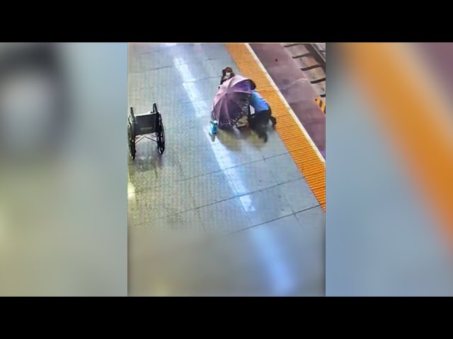 ⁣Chinese woman gives birth on train platform with help of station staff