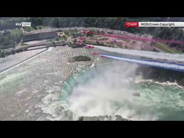 ⁣Le Red Arrows sorvolano le cascate del Niagara