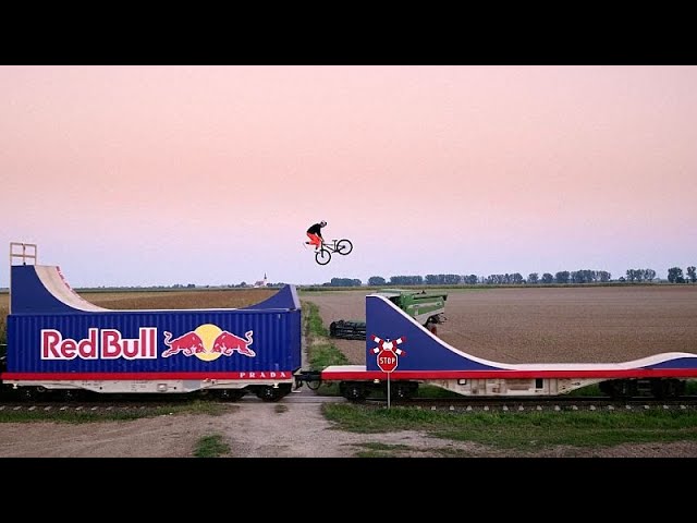 ⁣Le freestyler polonais Dawid Godziek entre dans l'histoire du VTT sur un train en marche