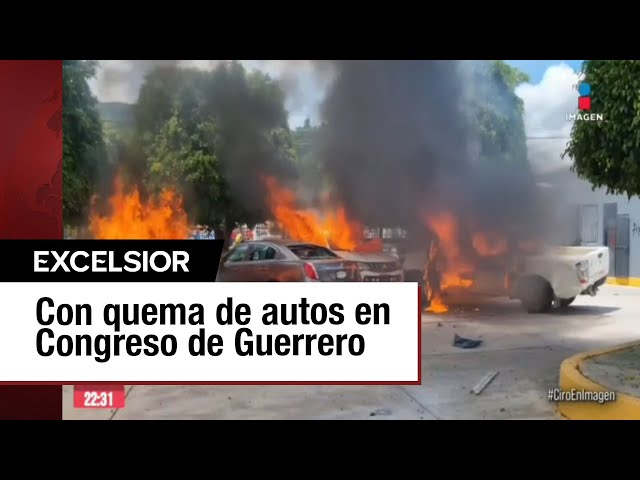 ⁣Normalistas de Ayotzinapa queman autos y vandalizan Congreso de Guerrero