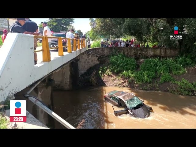 ⁣Mujer casi muere tras caer junto con su auto a un arroyo | Noticias GDL con Rey Suárez