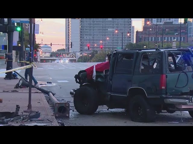 ⁣South Loop crash: 1 dead, 2 critically injured after being ejected from vehicle