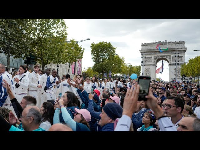 ⁣La parade des athlètes, la “cerise sur le gâteau” des JO de Paris • FRANCE 24