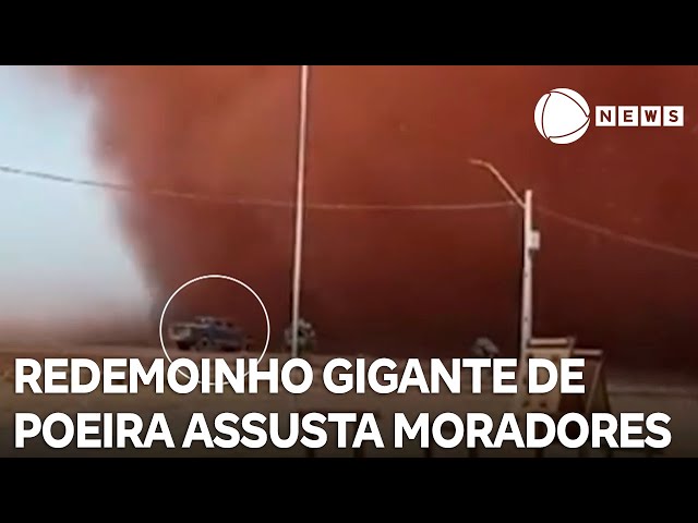 ⁣Redemoinho gigante de poeira "engole" caminhonete em Perolândia