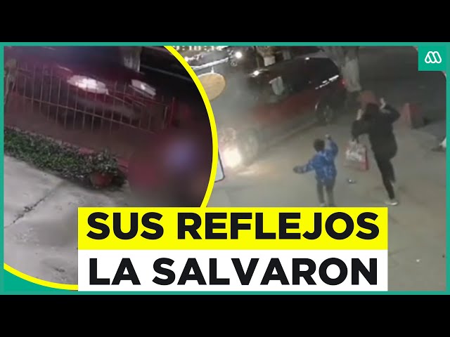 ⁣¡Vehículo le pasó a centímetros!: Niña salva milagrosamente de ser atropellada por anciano ebrio