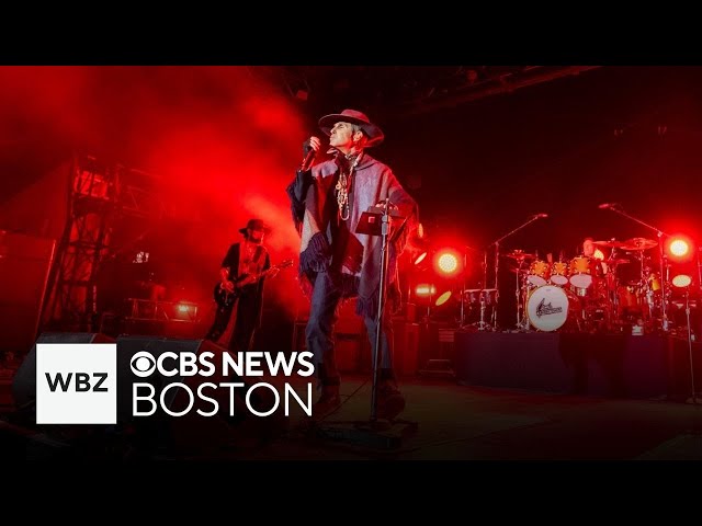 ⁣Jane's Addiction frontman and guitarist get into fight onstage at Boston concert