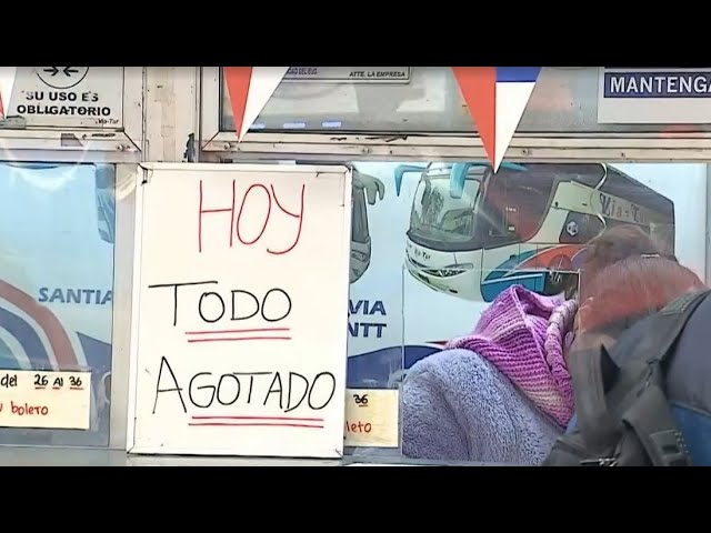 Pasajes agotados y largas filas: Masiva salida de Santiago por Fiestas Patrias