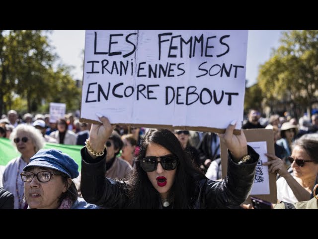 ⁣"Femme, Vie, Liberté" : des centaines de manifestants à Paris, 34 détenues en grève de la 