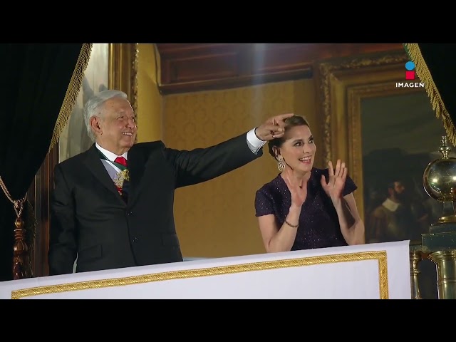 ⁣El presidente López Obrador y su esposa se despiden desde el balcón central de Palacio Nacional