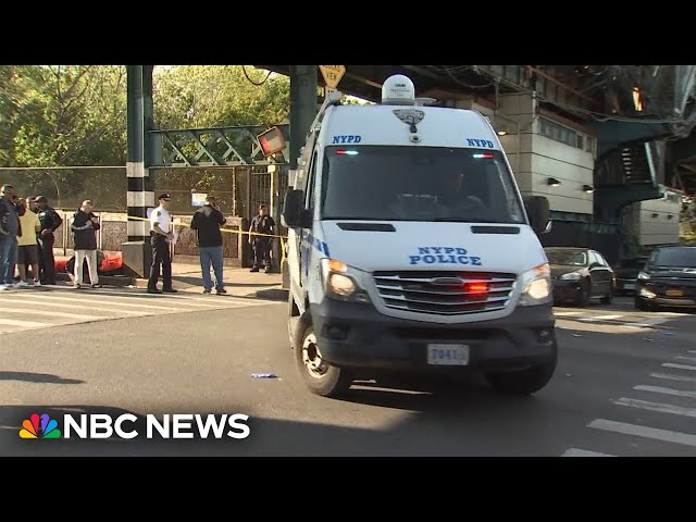 ⁣Bystanders injured after New York police open fire on an alleged fare-beater