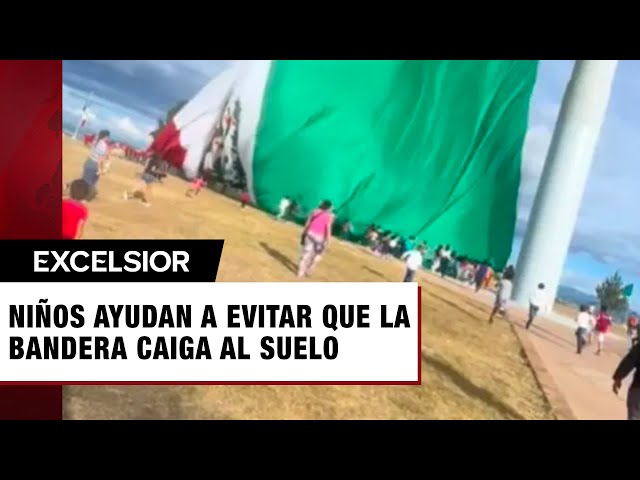 ⁣Niños evitan que bandera mexicana caiga al suelo