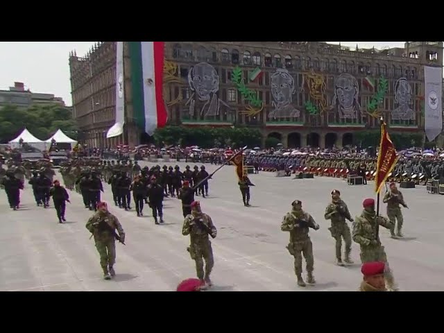 ⁣Paracaidistas Entonan Himno en Desfile de Independencia