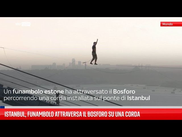 ⁣Istanbul, funambolo attraversa il Bosforo su una corda