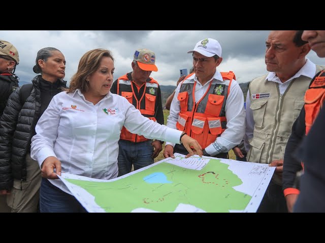 Presidenta Boluarte sobrevuela zonas afectadas por los incendios forestales