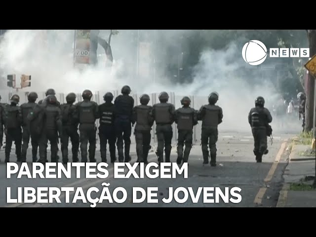 ⁣Parentes de adolescentes presos em protestos na Venezuela exigem libertação dos jovens