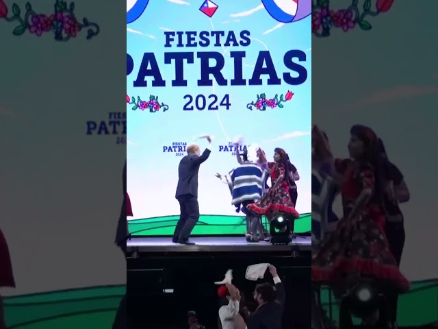 ⁣El tierno momento entre el presidente Gabriel Boric y su pareja Paula Carrasco