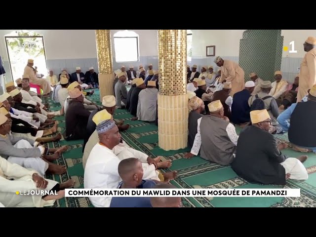 ⁣Commémoration du mawlid dans une mosquée de Pamandzi