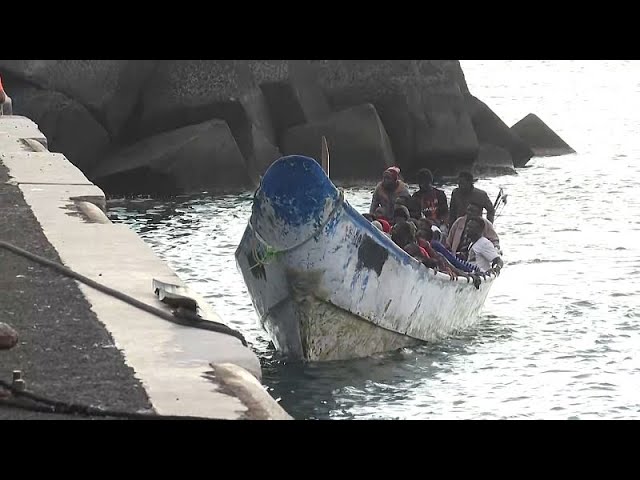 ⁣NO COMMENT: Cinco cayucos con migrantes irregulares llegan a las Islas Canarias