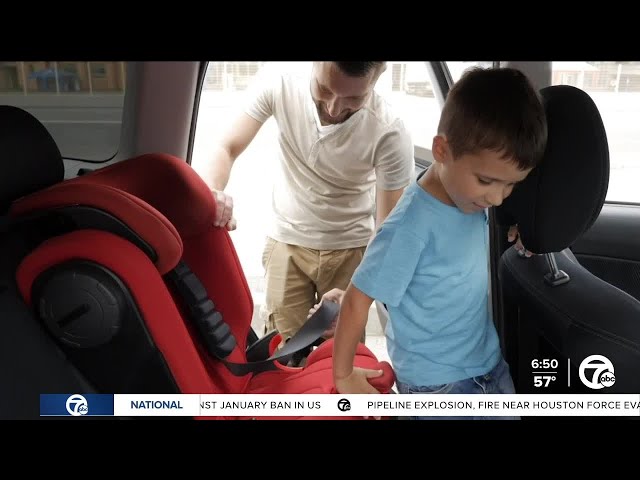 ⁣Research shows that parents transition their child's car seat too soon