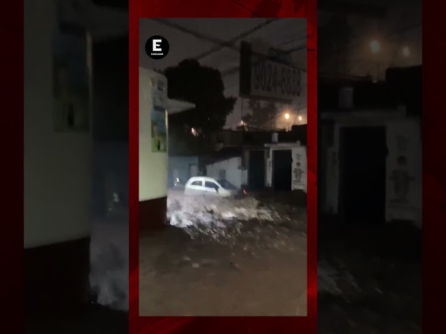 Conductor es arrastrado por corriente tras intentar cruzar calle inundada en Coacalco