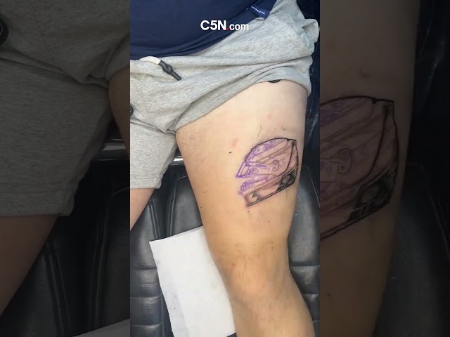 ⁣Se TATUÓ el CASCO de COLAPINTO