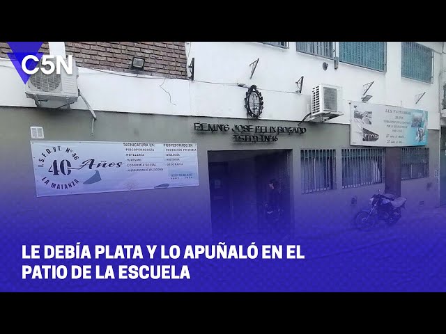 ⁣Le DEBÍA PLATA y LO APUÑALÓ en el PATIO DE LA ESCUELA