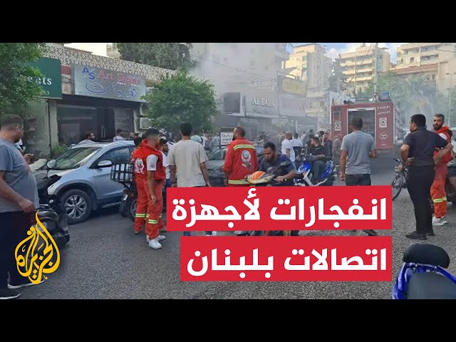 ⁣تصاعد الدخان جراء انفجارات في محل لبيع الهواتف النقالة بصيدا اللبنانية