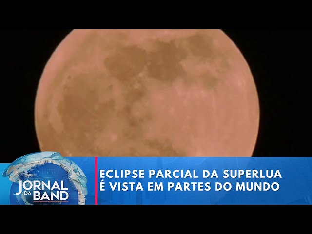 ⁣Eclipse parcial da Superlua é vista em várias partes do mundo | Jornal da Band