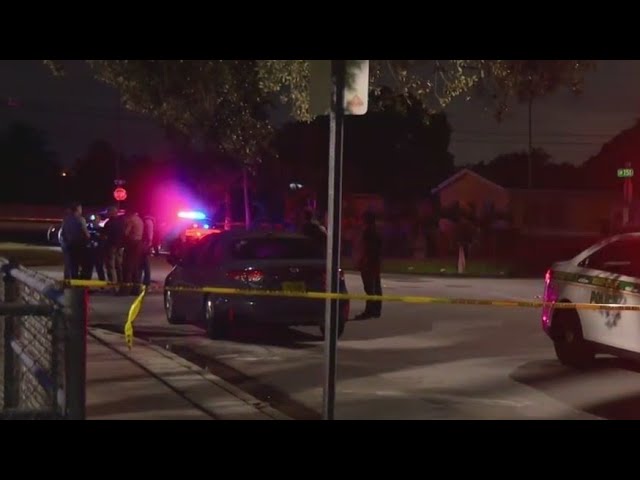 ⁣Vehicle crashes into SW Miami-Dade home after shots fired