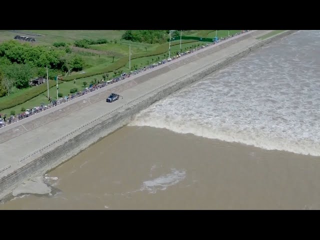 ⁣Aerial footage captures spectacular tidal bore on Qiantang River