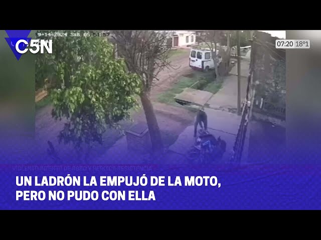 ⁣Un LADRÓN la EMPUJÓ de la MOTO pero NO PUDO con ELLA